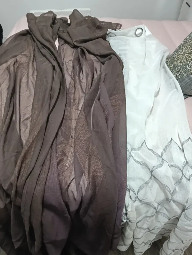 Cortinas largas marrones y blancas, 5€ cada una