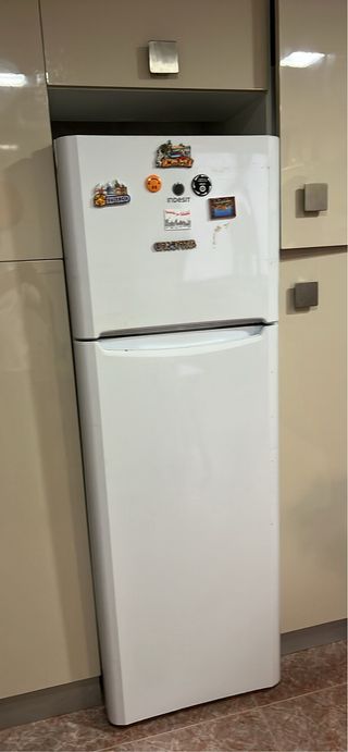 Refrigerador blanco con congelador