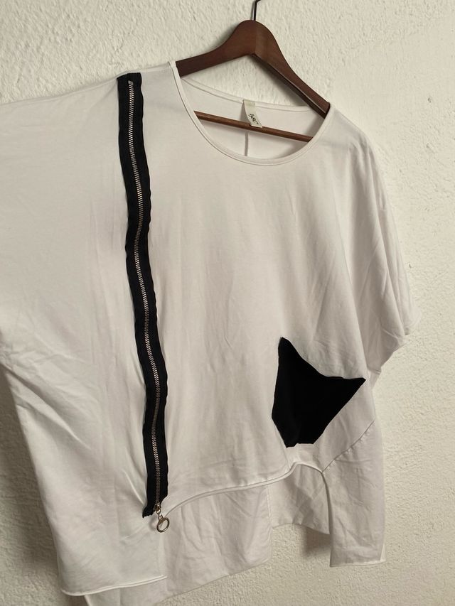 Camiseta asimétrica blanca