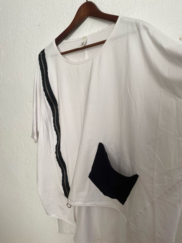 Camiseta asimétrica blanca