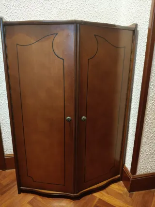 Zapatero de madera con puertas