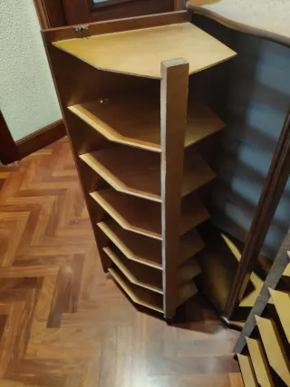 Zapatero de madera con puertas