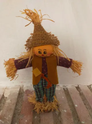 Espantapájaros de tela y paja