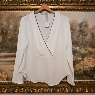Blusa blanca cruzada con ribete negro