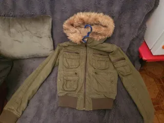 Chaqueta con capucha y bolsillos
