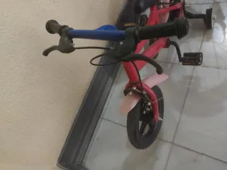 Bicicleta infantil roja