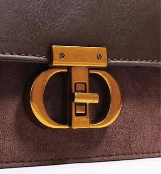 Bolso marrón y morado