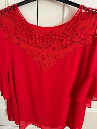 Blusa roja con encaje