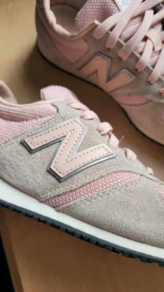 Zapatillas New Balance Beige y Rosa
