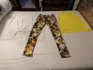 Pantalón estampado y 2 blusas