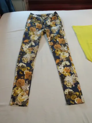 Pantalón estampado y 2 blusas