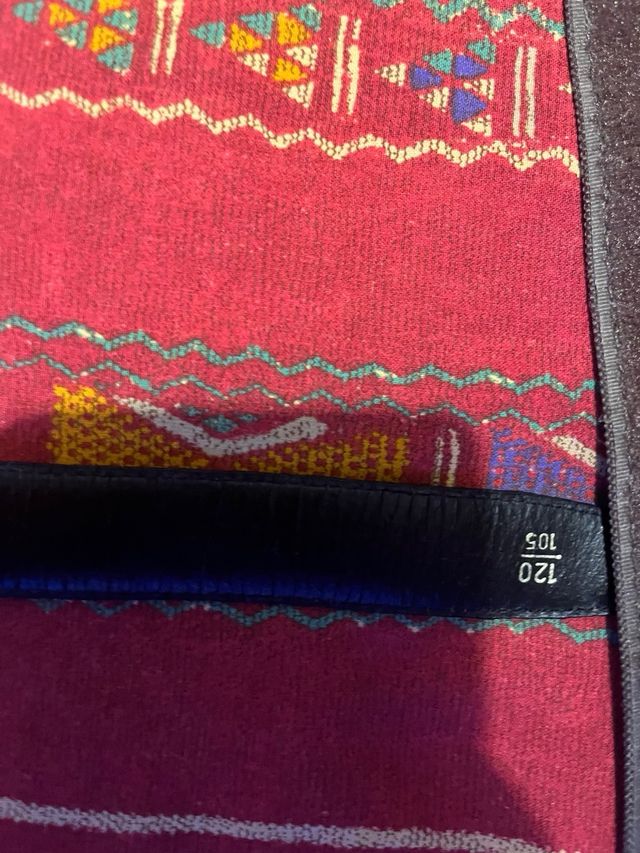 Cintura in pelle nera con fibbia dorata