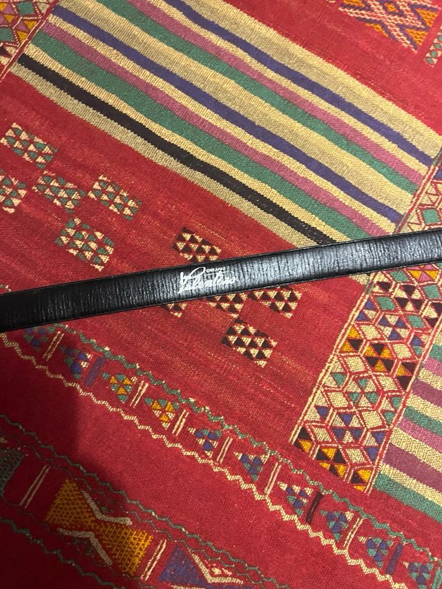 Cintura in pelle nera con fibbia dorata