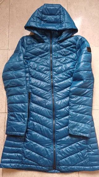 Chaqueta acolchada azul con capucha