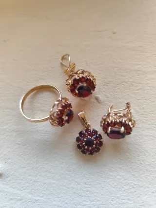 Conjunto oro 18k: Anillo, Colgante y Pendientes