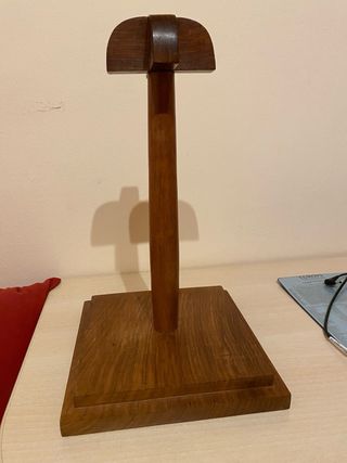 Expositor de madera para cascos