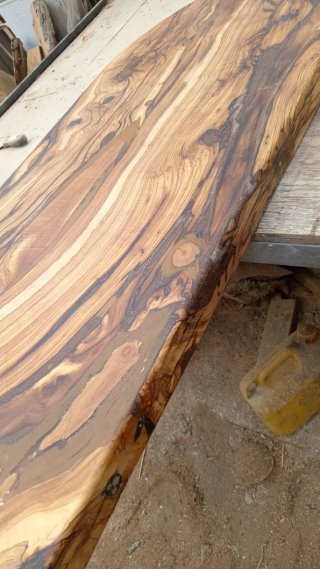 Tavolo in legno di ulivo grezzo