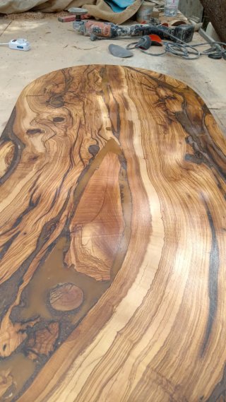 Tavolo in legno di ulivo grezzo