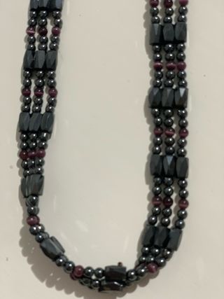 Collar de cuentas magnéticas y moradas