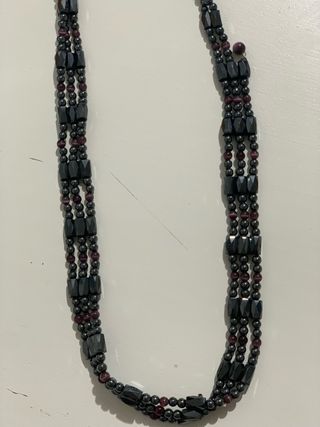 Collar de cuentas magnéticas y moradas