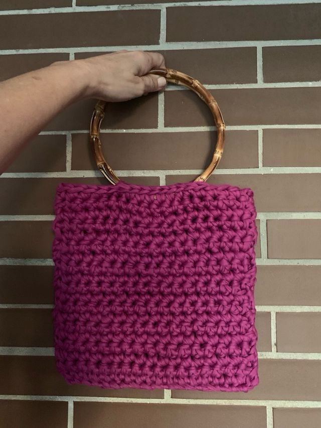 Bolso de mano tejido a crochet color buganvilla.