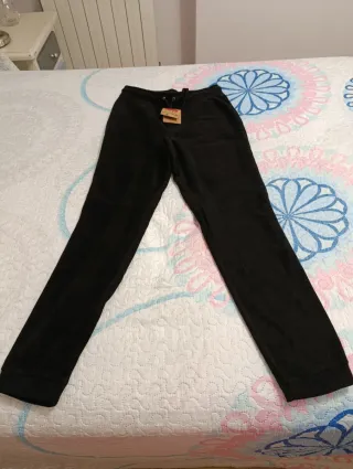 Pantalones negros forro polar con etiqueta.