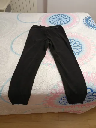 Pantalones negros forro polar con etiqueta.