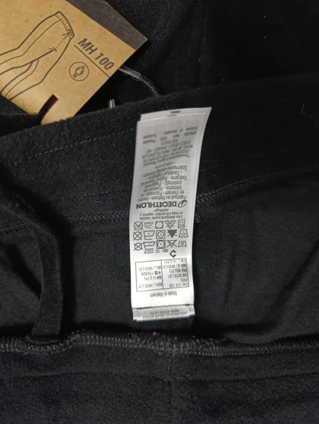 Pantalones negros forro polar con etiqueta.