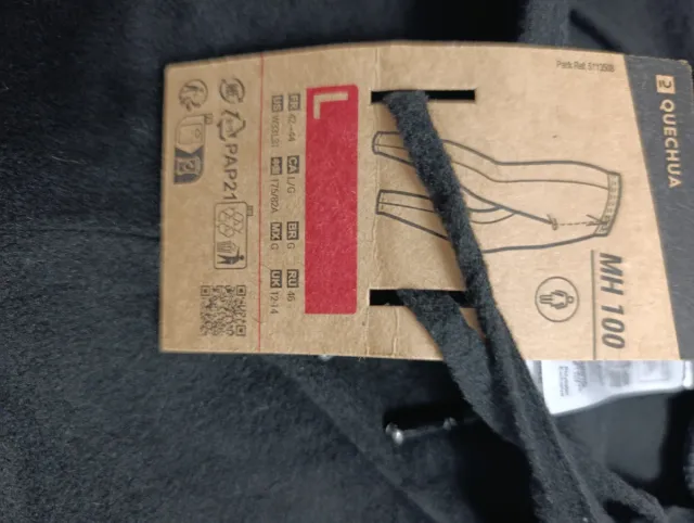 Pantalones negros forro polar con etiqueta.