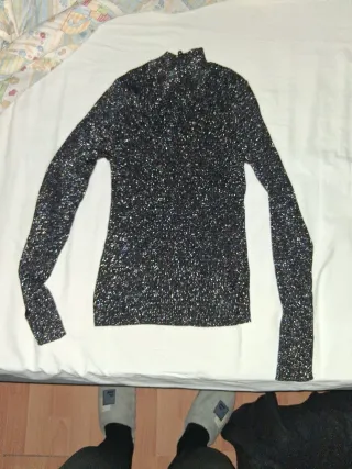 Jersey brillante cuello alto negro y plata