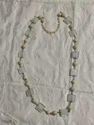 Collar de cuentas beige y blancas