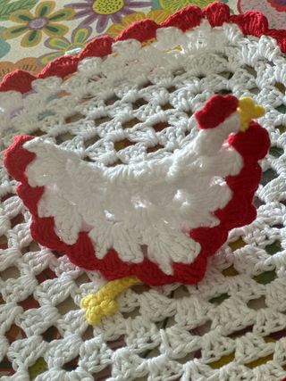 Posavasos o Adorno de gallina tejido a mano