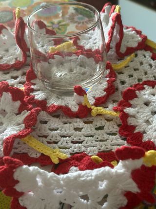 Posavasos o Adorno de gallina tejido a mano