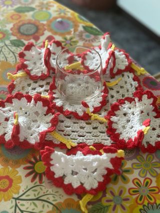 Posavasos o Adorno de gallina tejido a mano