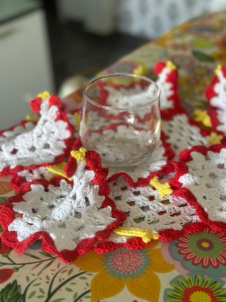 Posavasos o Adorno de gallina tejido a mano