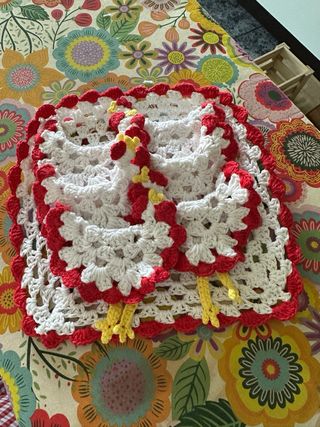 Posavasos o Adorno de gallina tejido a mano