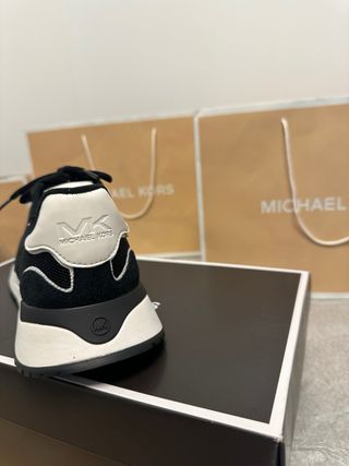 Zapatillas Michael Kors Negras y Blancas