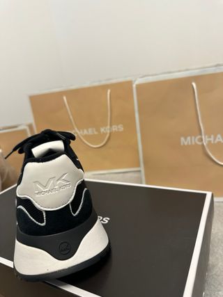 Zapatillas Michael Kors Negras y Blancas