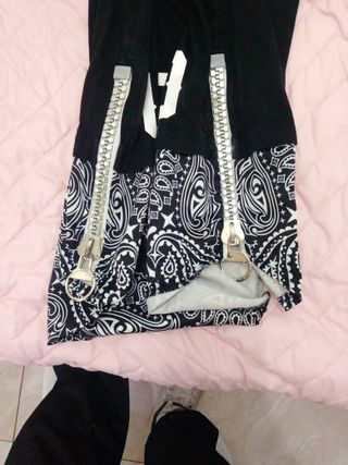 Vestido negro con estampado bandana