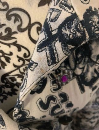 Abrigo desigual botones fantasía