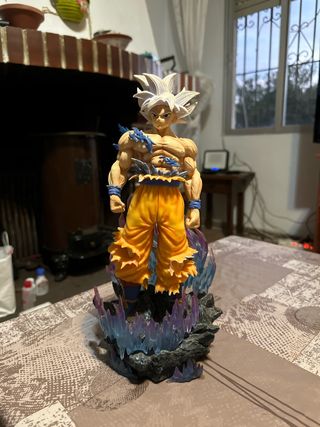 Estatua Goku Ultrainstinto 32 cm