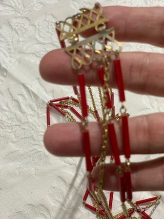 Collar dorado con cuentas rojas