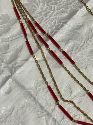 Collar dorado con cuentas rojas