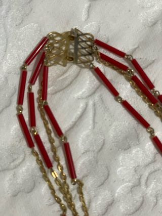 Collar dorado con cuentas rojas