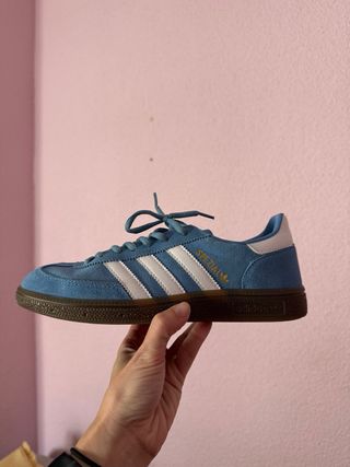 Zapatillas azules inspiradas en la marca Adidas