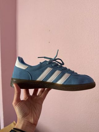 Zapatillas azules inspiradas en la marca Adidas
