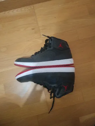 Zapatillas Nike Jordan Negras y Rojas