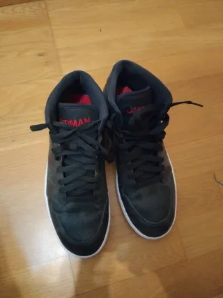 Zapatillas Nike Jordan Negras y Rojas
