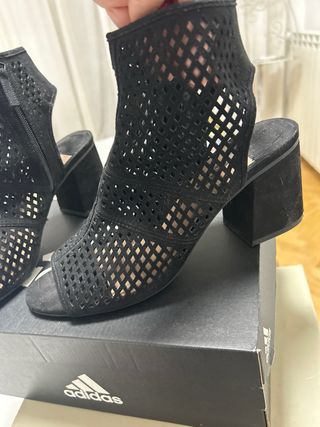 Botines descubiertos negros. un solo uso