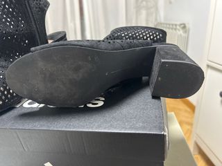 Botines descubiertos negros. un solo uso
